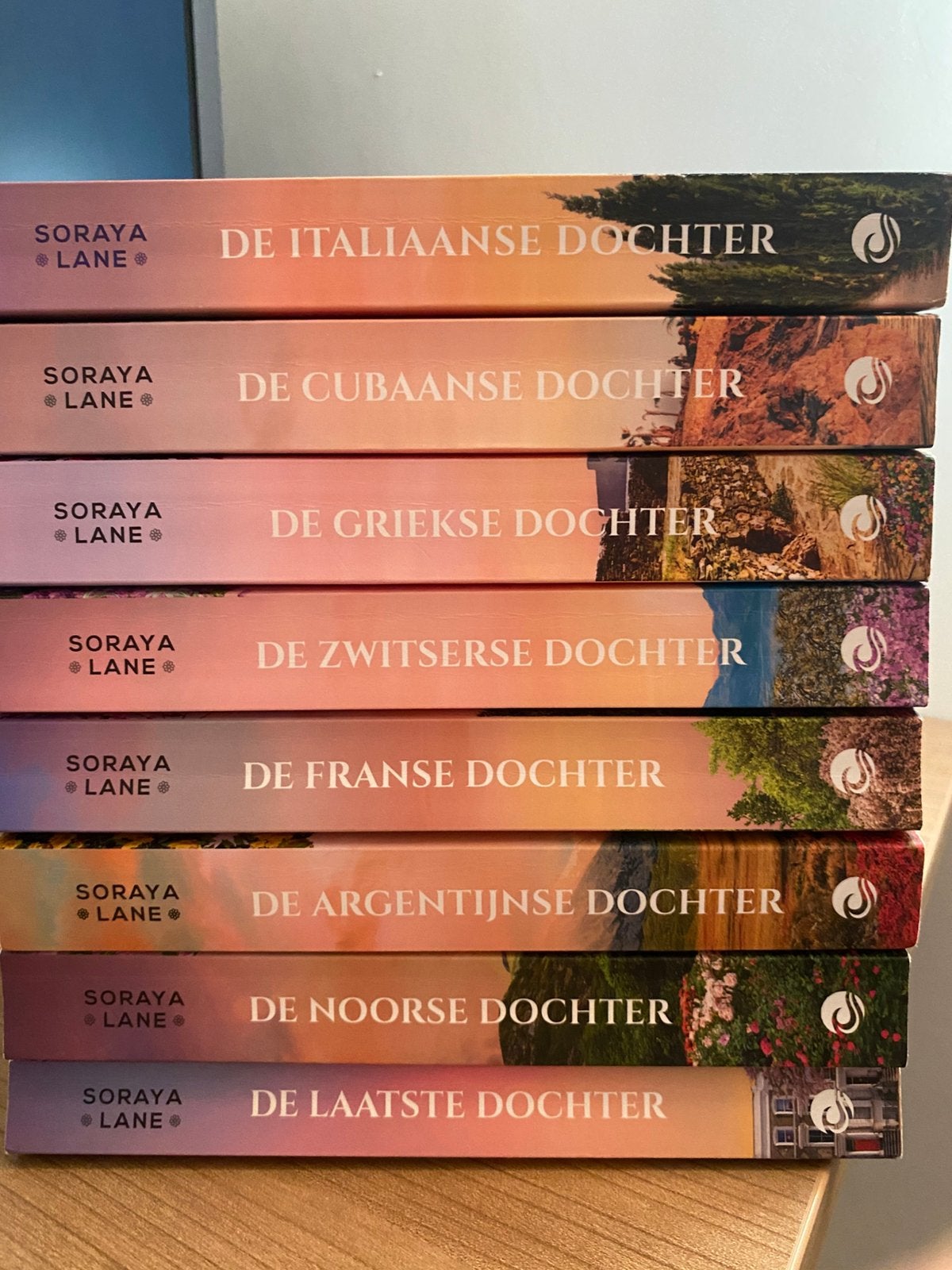 8 delige reeks de verloren dochters, Boeken, Ophalen of Verzenden, Zo goed als nieuw