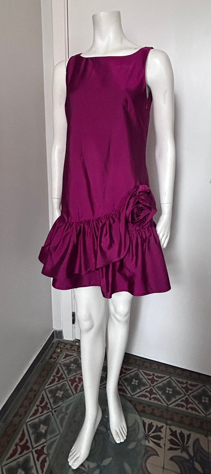 Elegante robijnrode zijden jurk van Moschino Fr 36, Ophalen of Verzenden, Zo goed als nieuw, Rood
