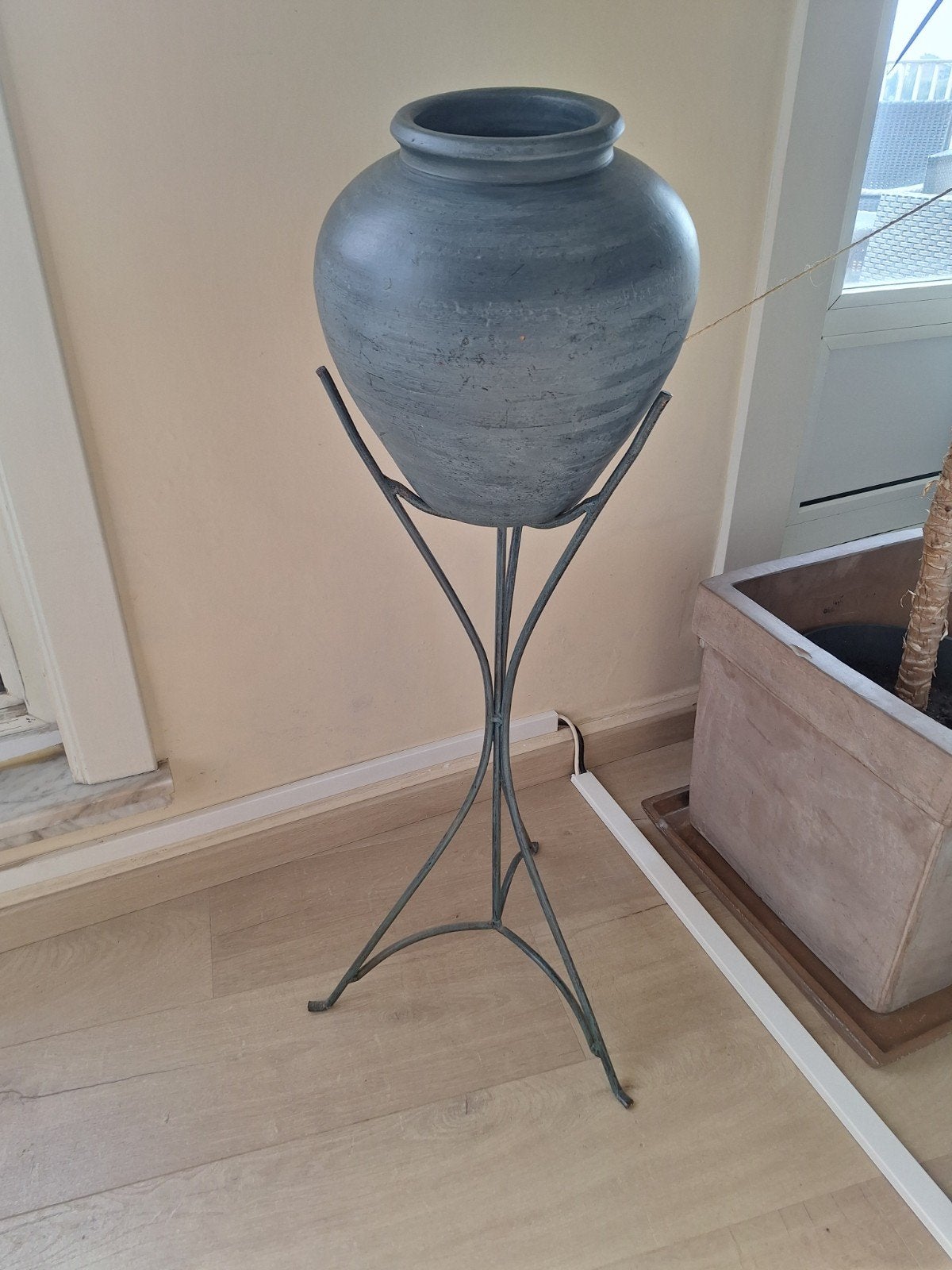 Grote vintage keramieken vaas met metalen standaard – 89 cm, Ophalen, Blauw, 89 cm, Zo goed als nieuw