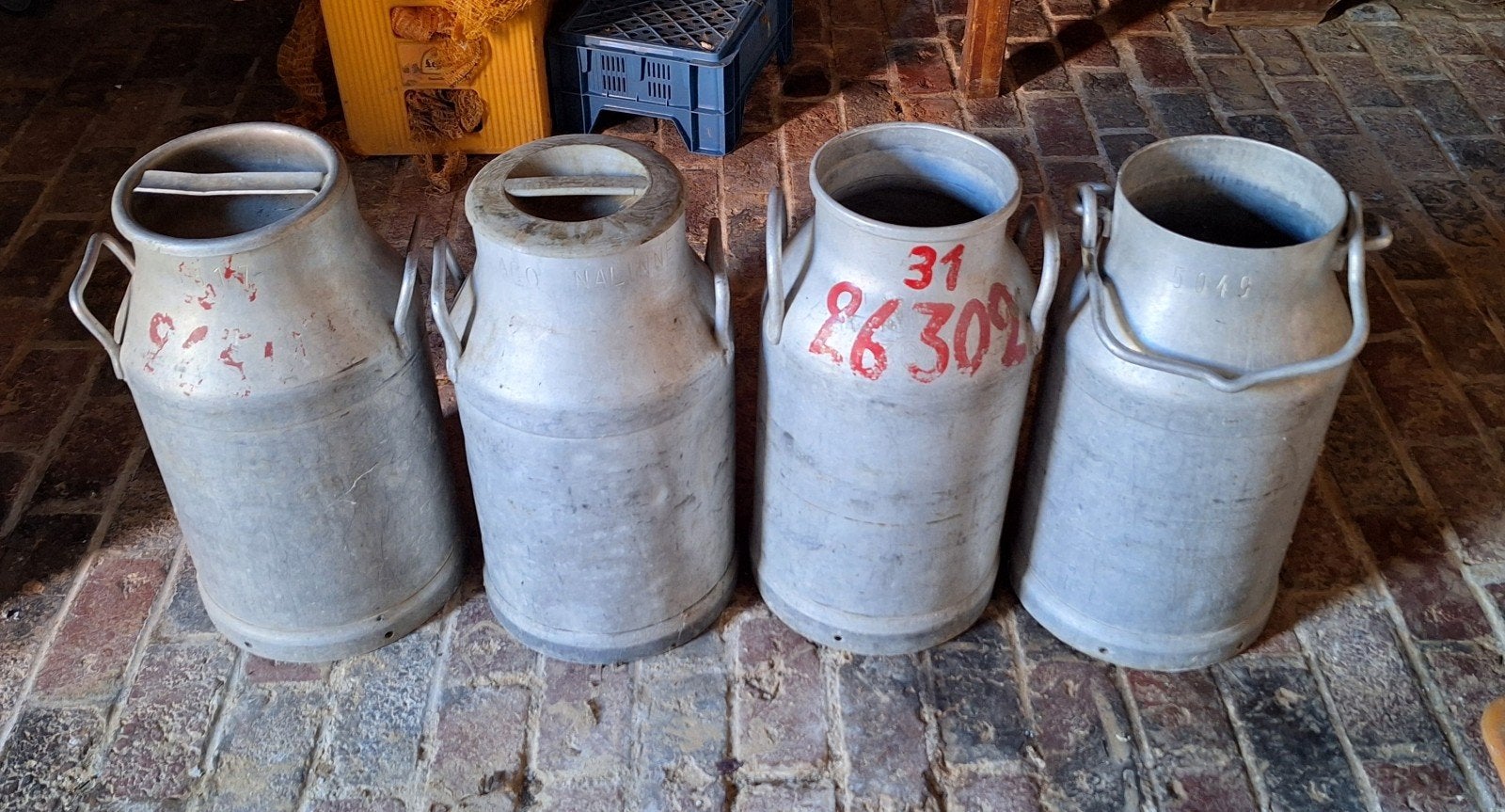 Anciennes cruches à lait, Enlèvement