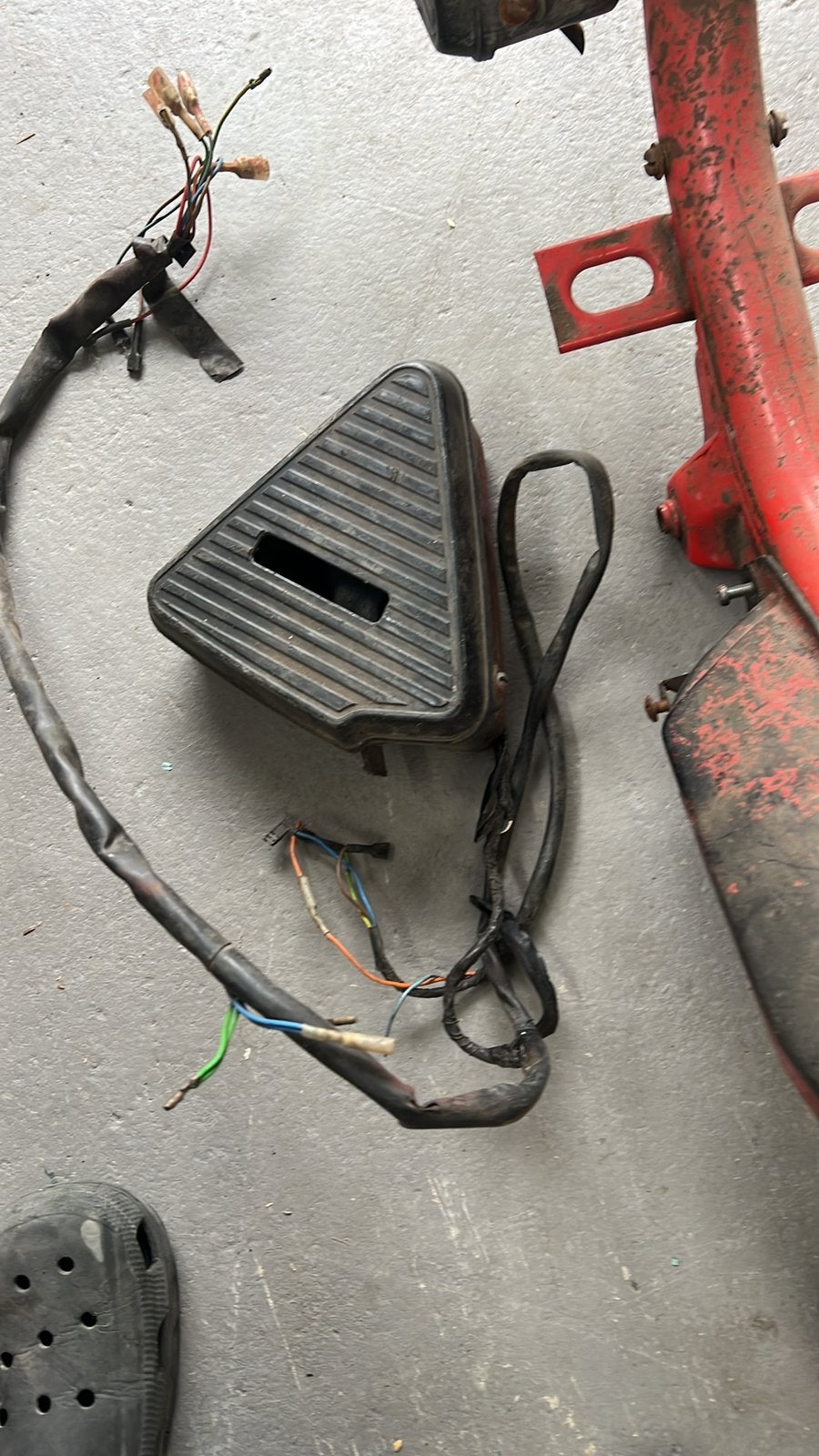HONDA CAMINO BATTERIJBAK MET KABELBOOM, Motoren, Ophalen