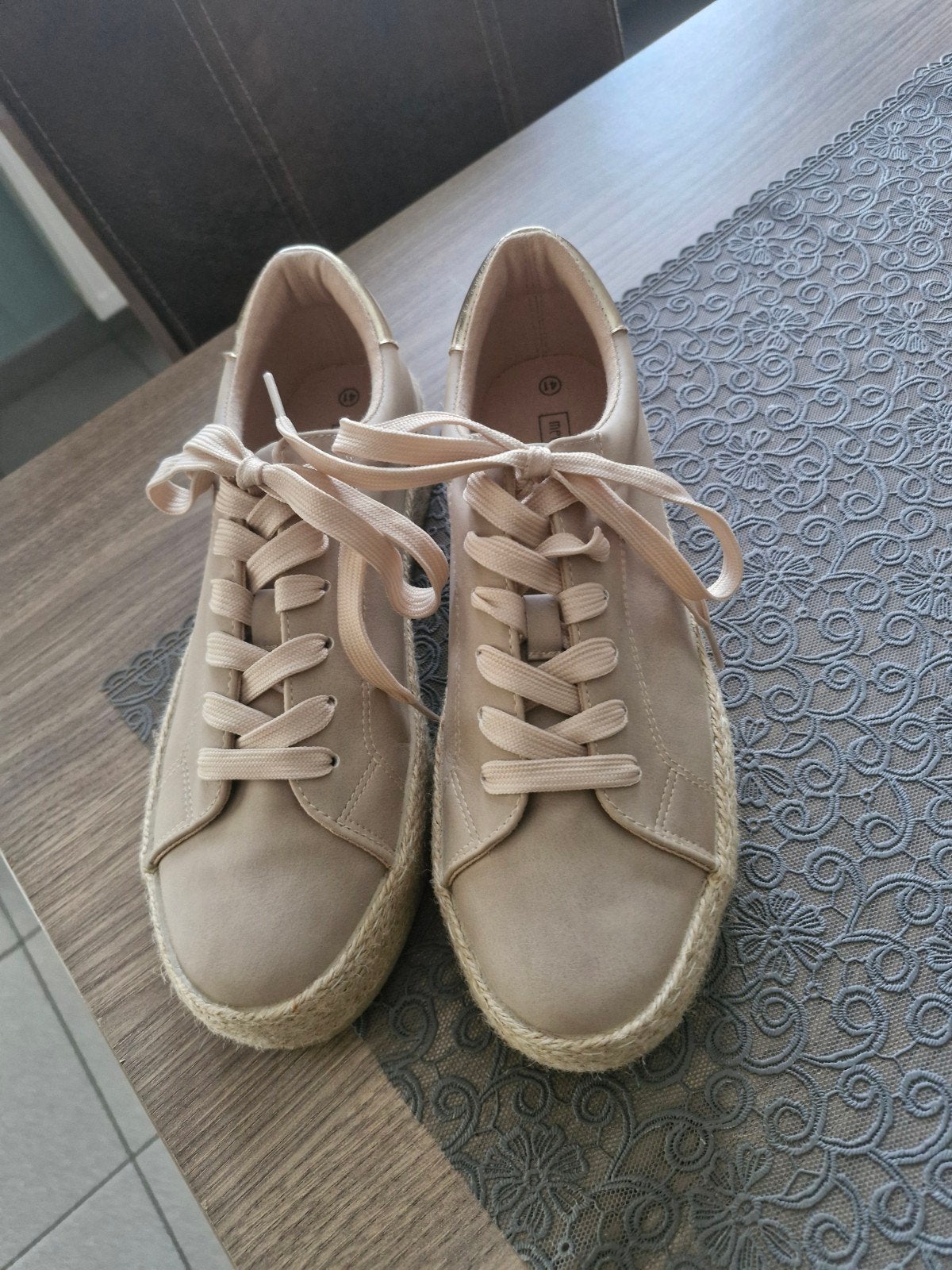 Mooie dames sneakers 1 x gedragen, Kinderen en Baby's, Kinderkleding | Schoenen en Sokken, Ophalen