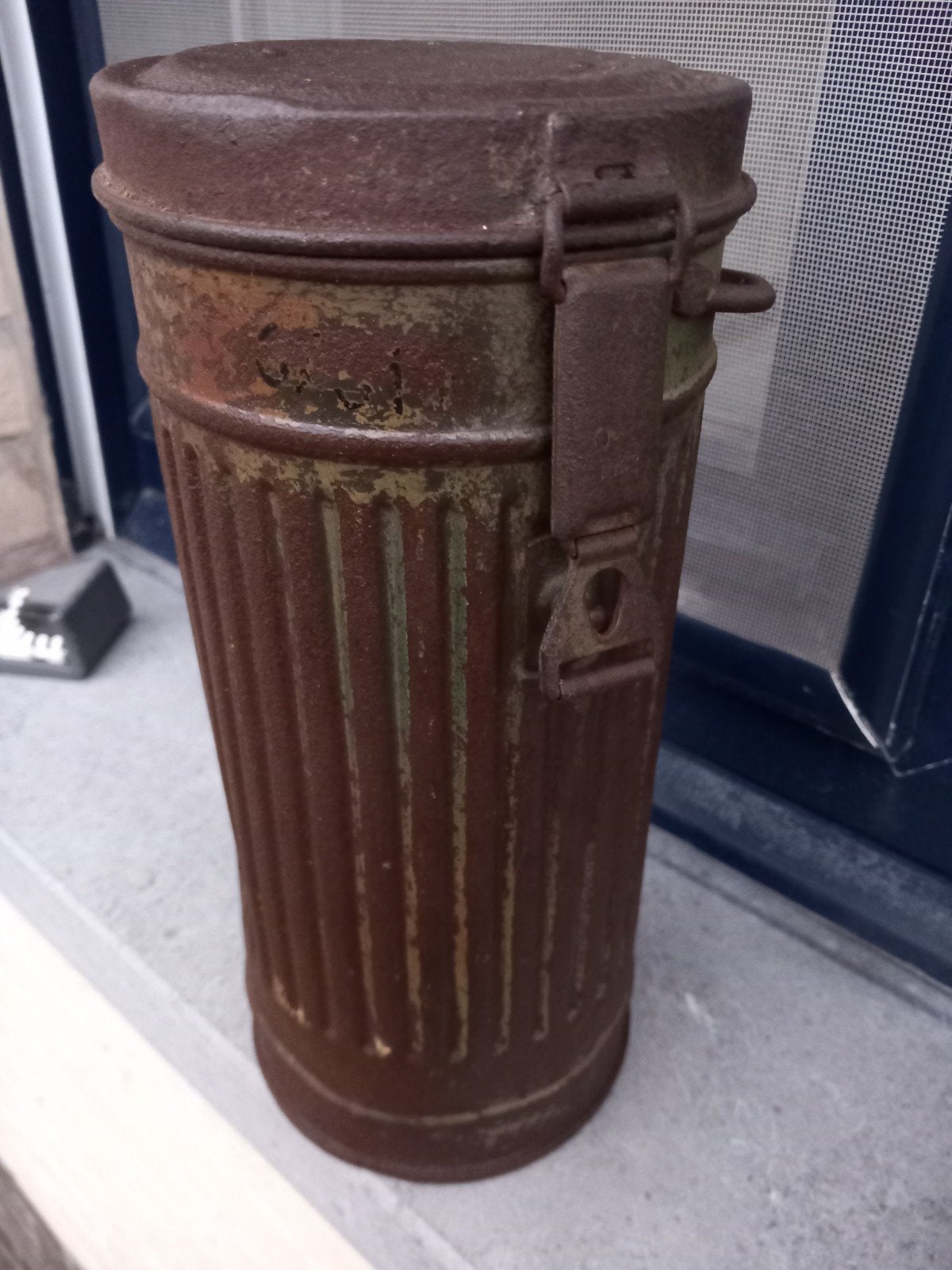 Duitse gecamoufleerde Gasmasker Koker WO2, origineel, Ophalen of Verzenden