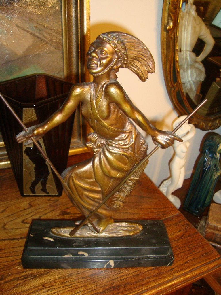 Statue en bronze d'un guerrier rwandais. Années 50., Sculpture, Afrique, Brun, Bronze