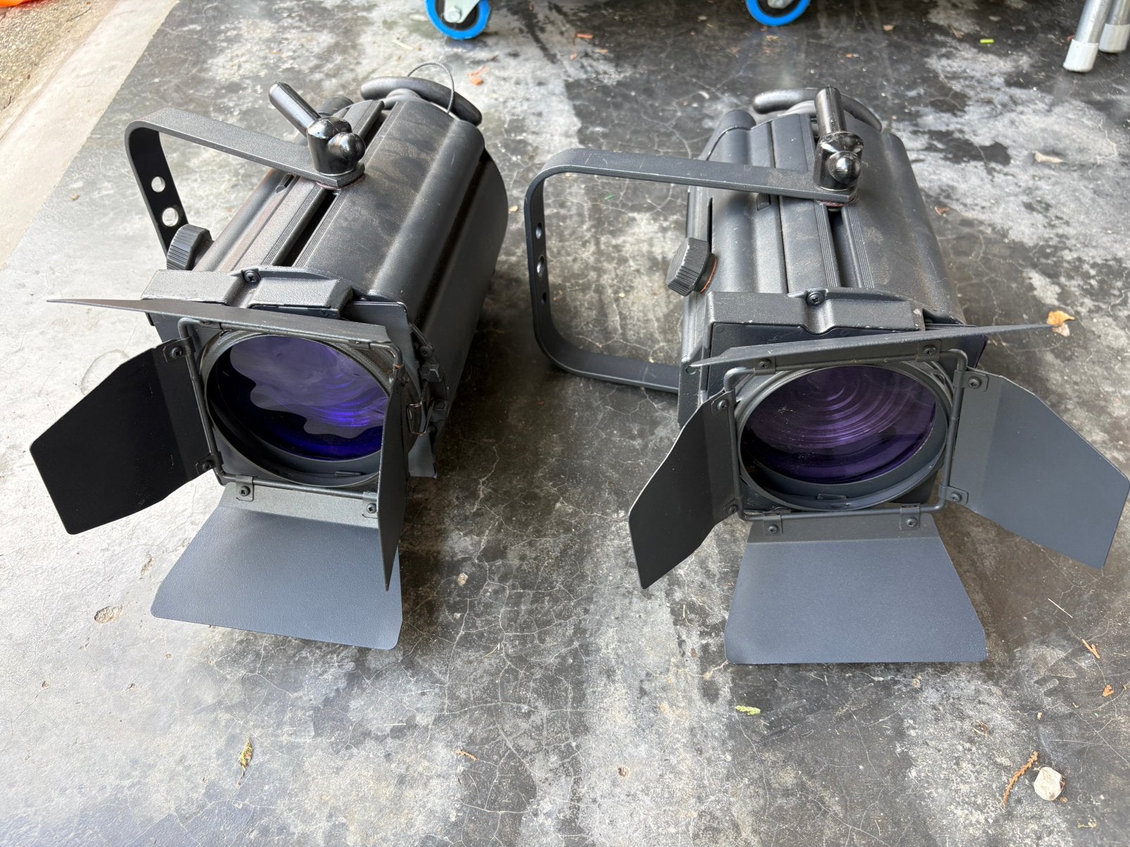 2 professionele 300W Fresnel theaterspots met barndoors, Ophalen, Zo goed als nieuw