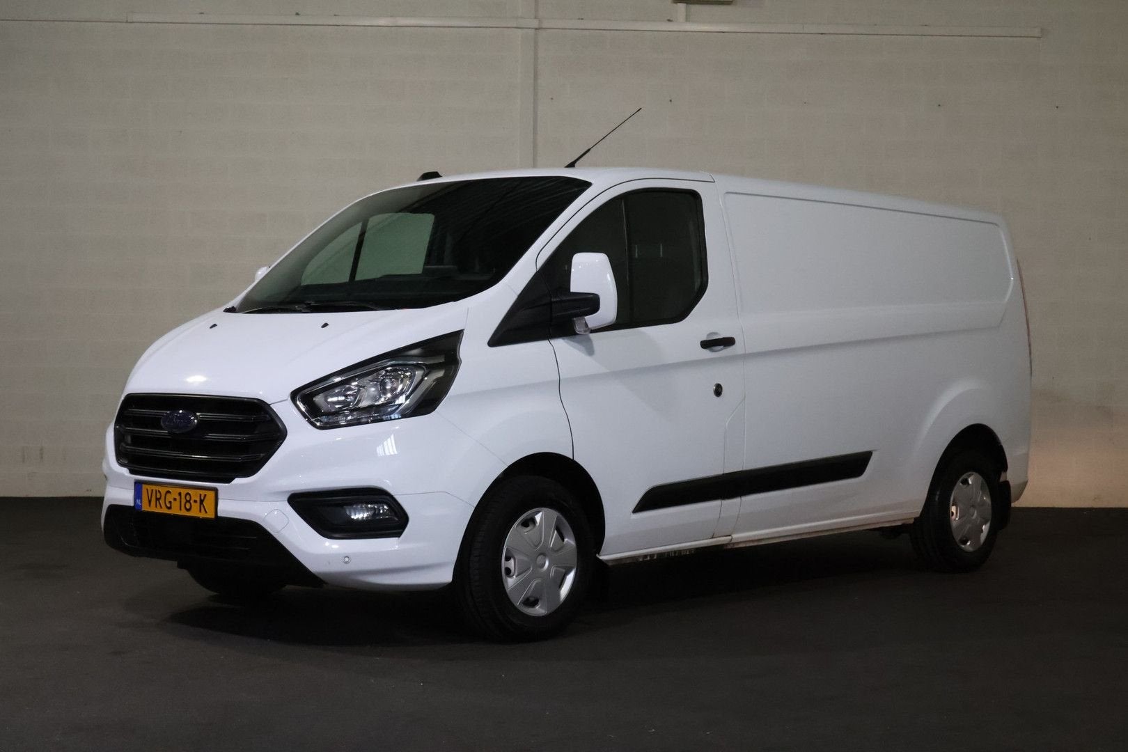 Ford Transit Custom 2.0 TDCI 170pk L2 H1 Airco Camera Trekha, Autos, Achat, Electronic Stability Program (ESP), Boîte manuelle