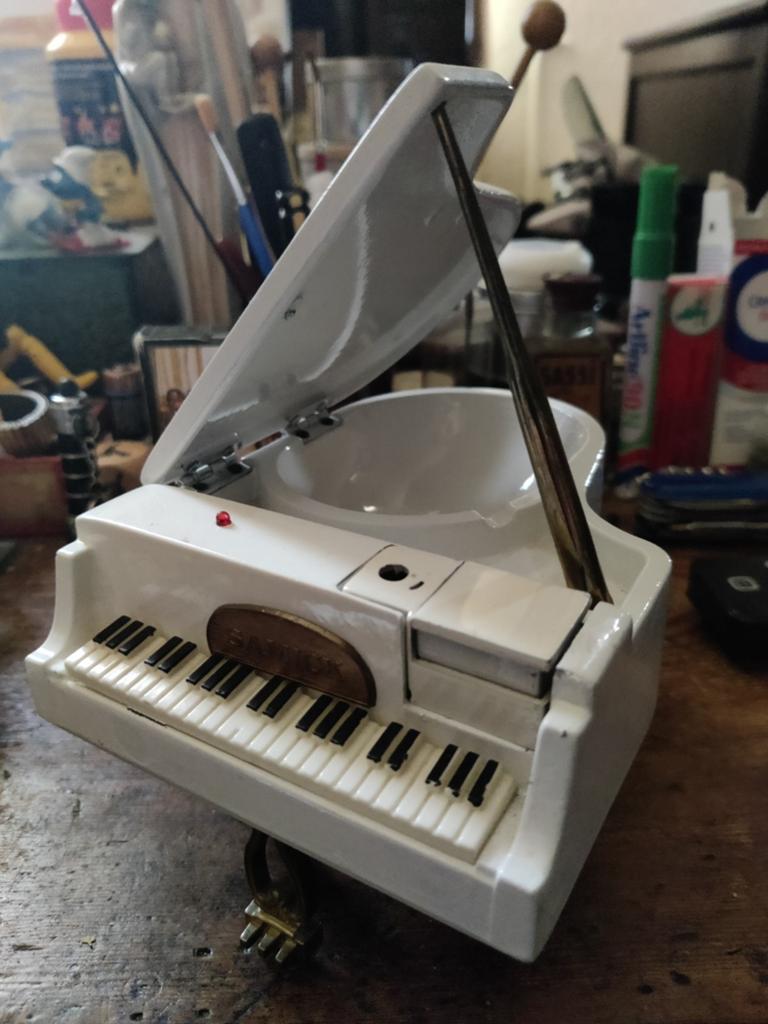 SAMICK mini vleugelpiano, muziekdoos, aansteker, asbak., Muziek en Instrumenten, Piano's, Ophalen of Verzenden