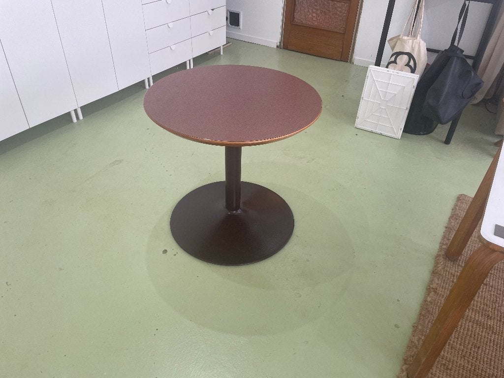 Vintage bistrotafel Ø80cm — bordeaux formica en metalen voet, Huis en Inrichting, Tafels | Eettafels, Ophalen, Grenenhout, 50 tot 100 cm