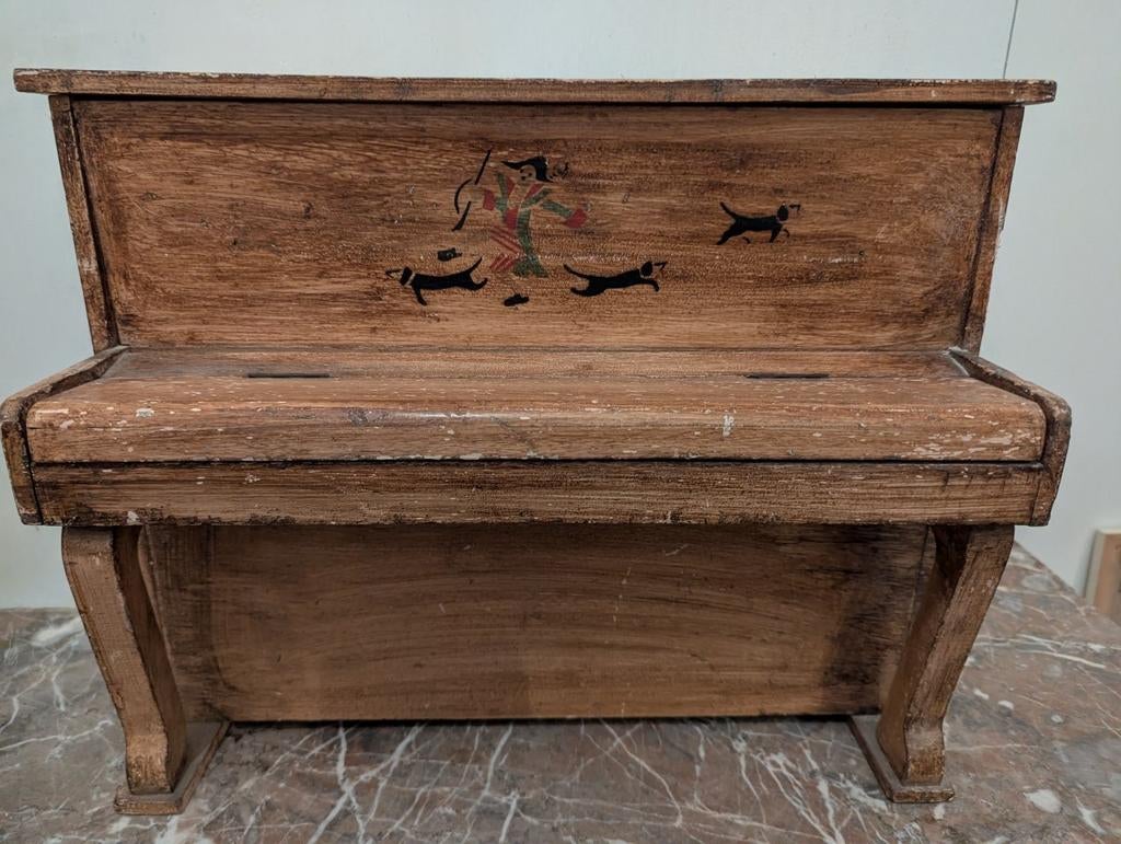 Antieke speelgoedpiano met metalen stang, Ophalen