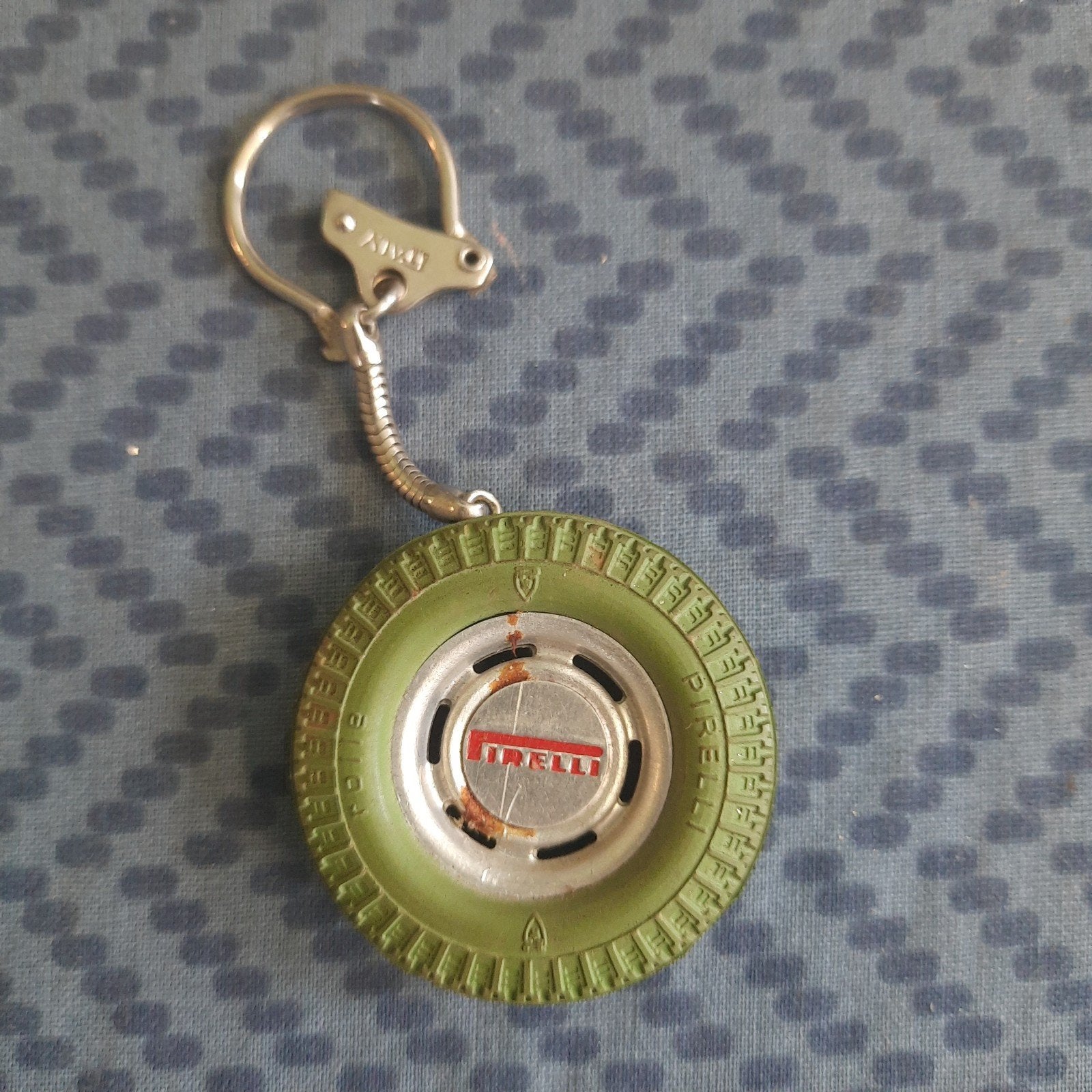 PIRELLI VINTAGE sleutelhanger met groene rubberen band*NEW*, Verzamelen, Ophalen, Nieuw, Merk
