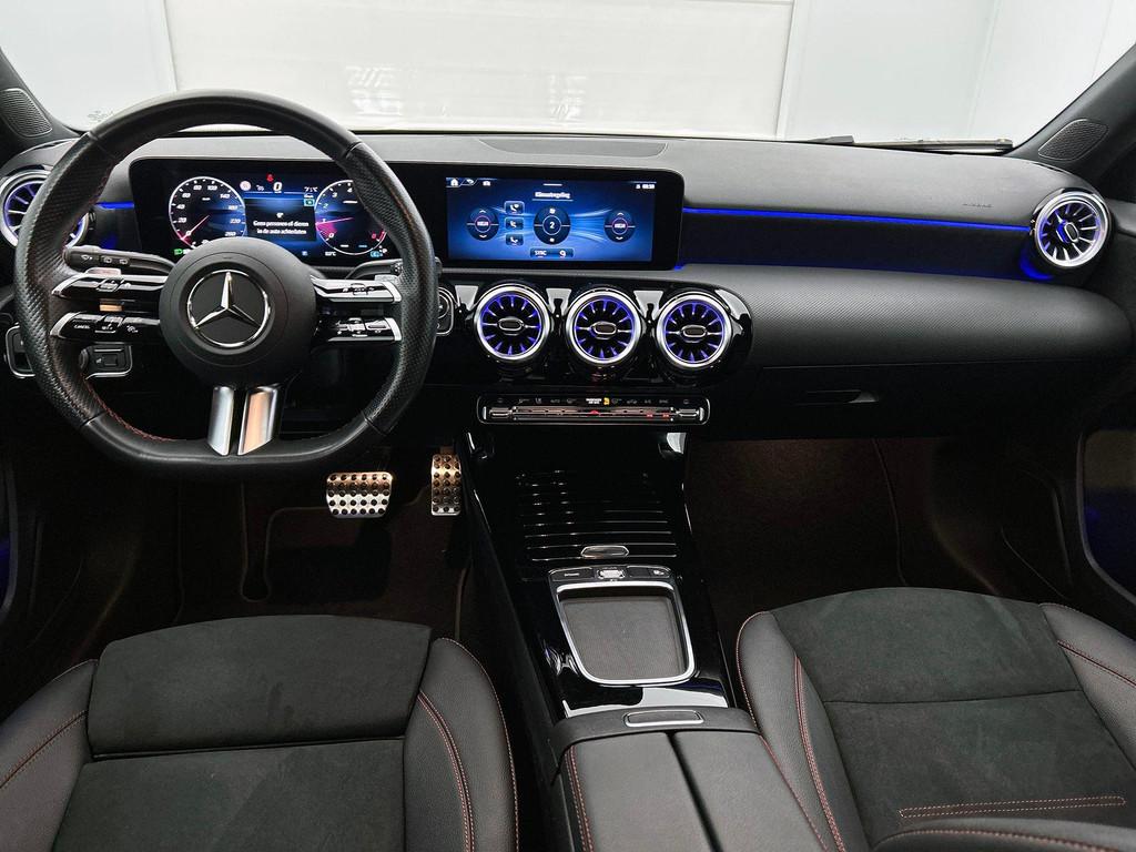 Mercedes-Benz A-klasse 180 Hatchback AMG Line | Night Pack |, Auto's, Stof, Gebruikt, 4 cilinders, 136 pk