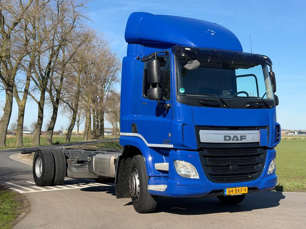 DAF CF 250 CF 230.18 CHASSIC CABINE. (bj 2017), Auto's, Vrachtwagens, Automaat, Achterwielaandrijving, 234 pk, Euro 6