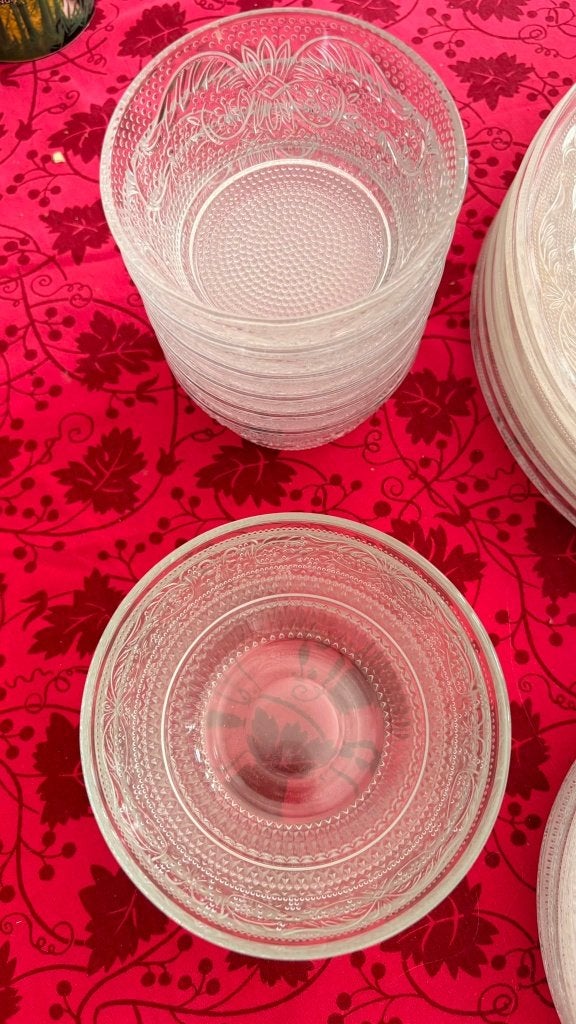 Service ancien vintage en verre pressé transparent, Enlèvement