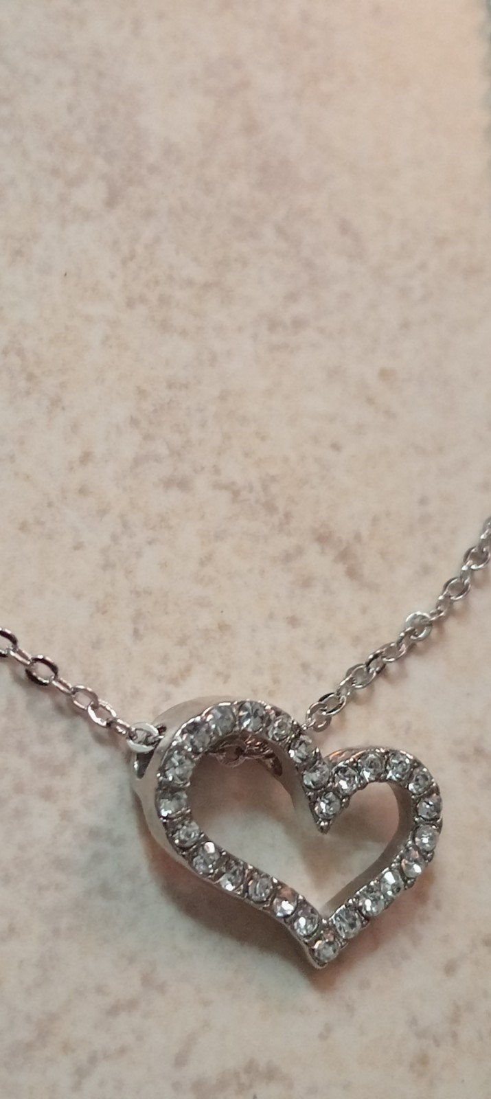Bijou - joli collier argenté avec pendentif cœur orné, Bijoux, Sacs & Beauté, Colliers, Enlèvement ou Envoi, Avec pendentif, Comme neuf