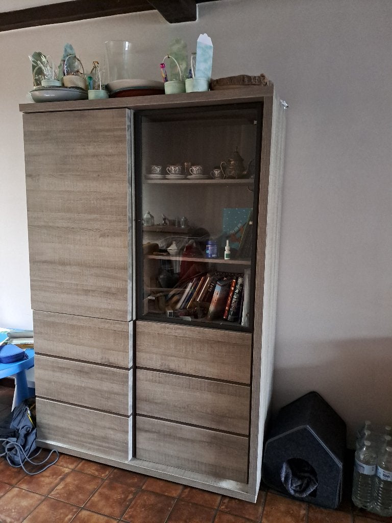 Moderne vitrine kast met glasdeur, Huis en Inrichting, Kasten | Vitrinekasten, Ophalen, Moderne kast in Scandinavische stijl met 4 deuren en vitrinedeur