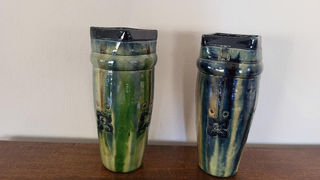 2 art nouveau vazen Vlaams majolica, Ophalen