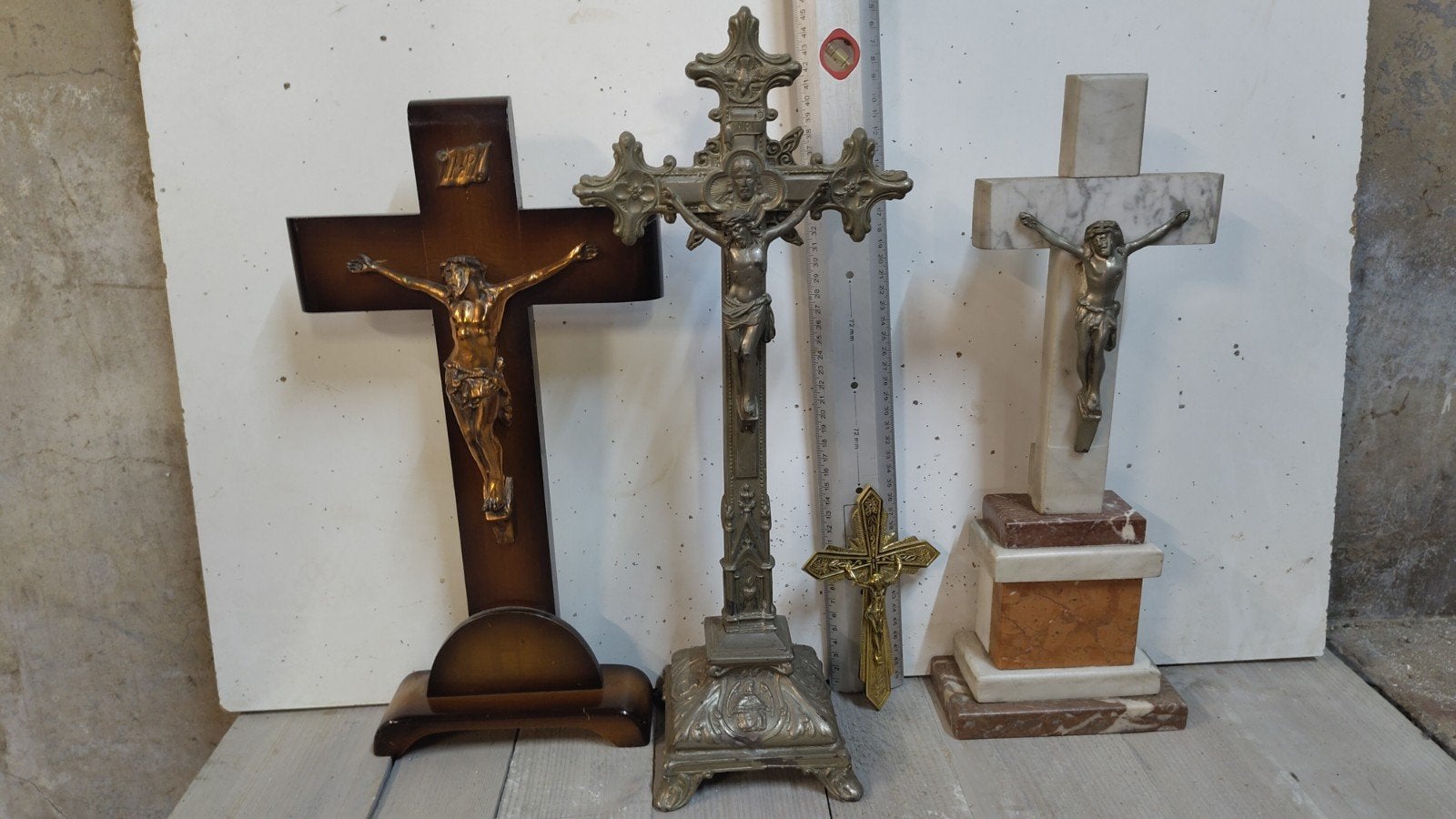 4 crucifixen in verschillende materialen, Antiek en Kunst, Antiek | Religieuze voorwerpen, Ophalen
