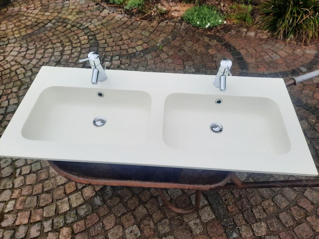 Dubbele wastafel met kranen en afvoer, Huis en Inrichting, Badkamer | Badkamermeubels, Ophalen, 100 tot 150 cm, 50 tot 100 cm