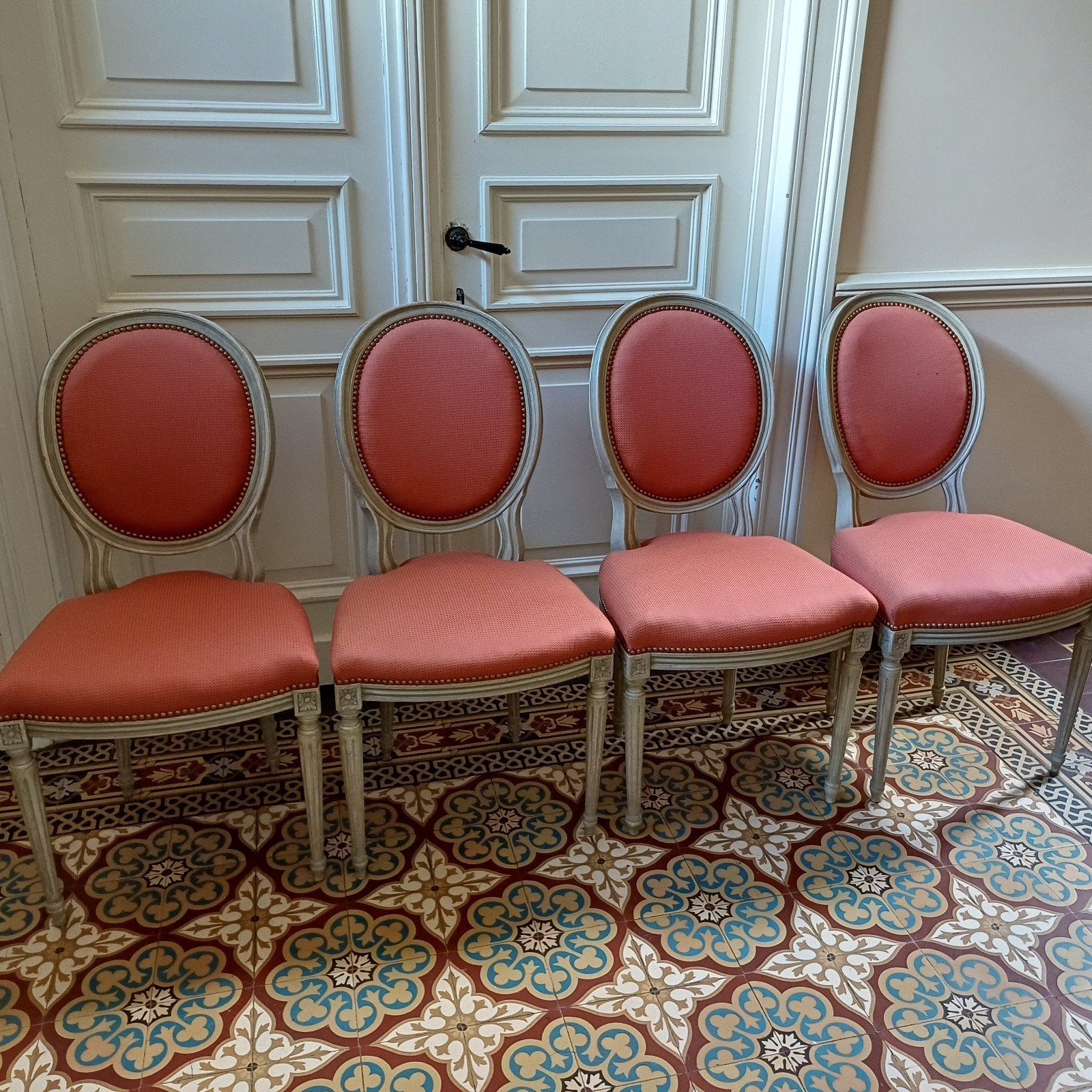 Série de 4 chaises en bois patiné, Enlèvement