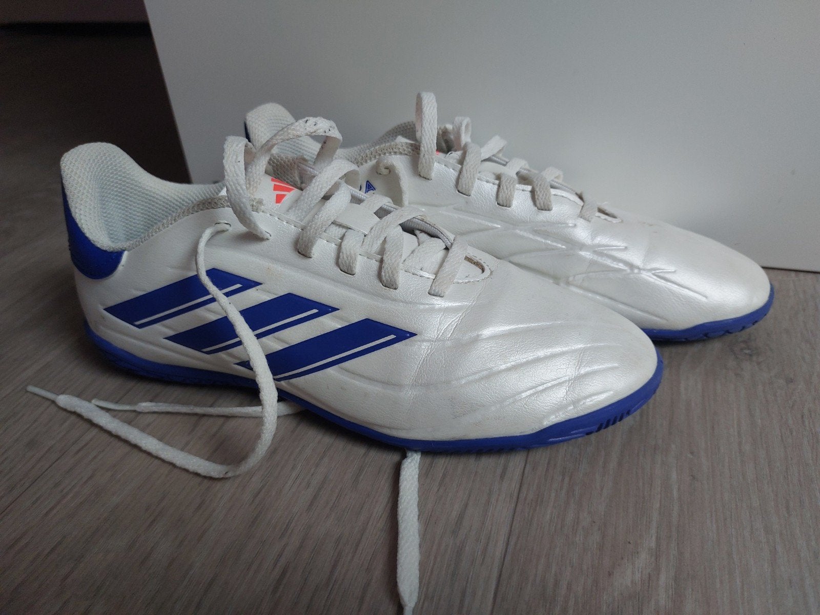 Adidas voetbal binnenschoenen maat 36,5, Sports & Fitness, Enlèvement ou Envoi, Comme neuf, Chaussures