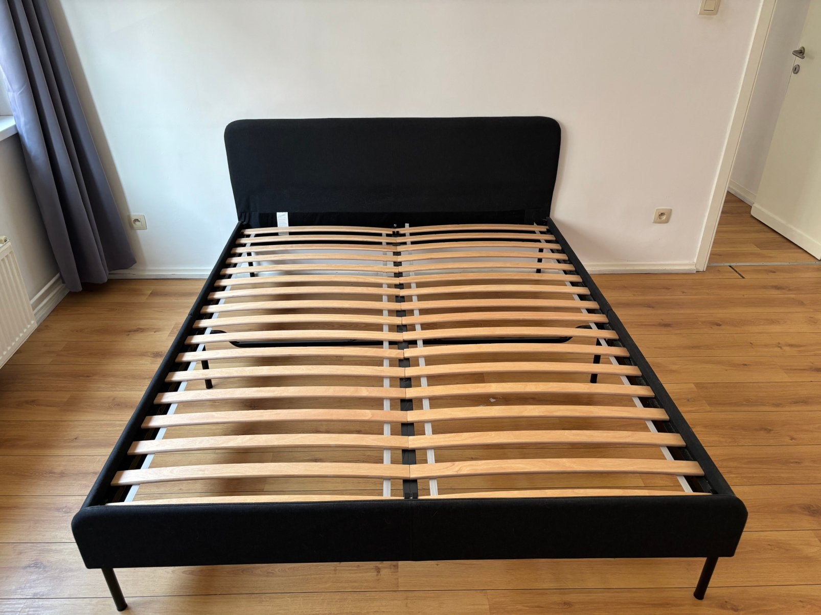 Ikea Slattum 160x200 bedframe + sommier a latte, Huis en Inrichting, Ophalen, Zwart, Zo goed als nieuw, 200 cm