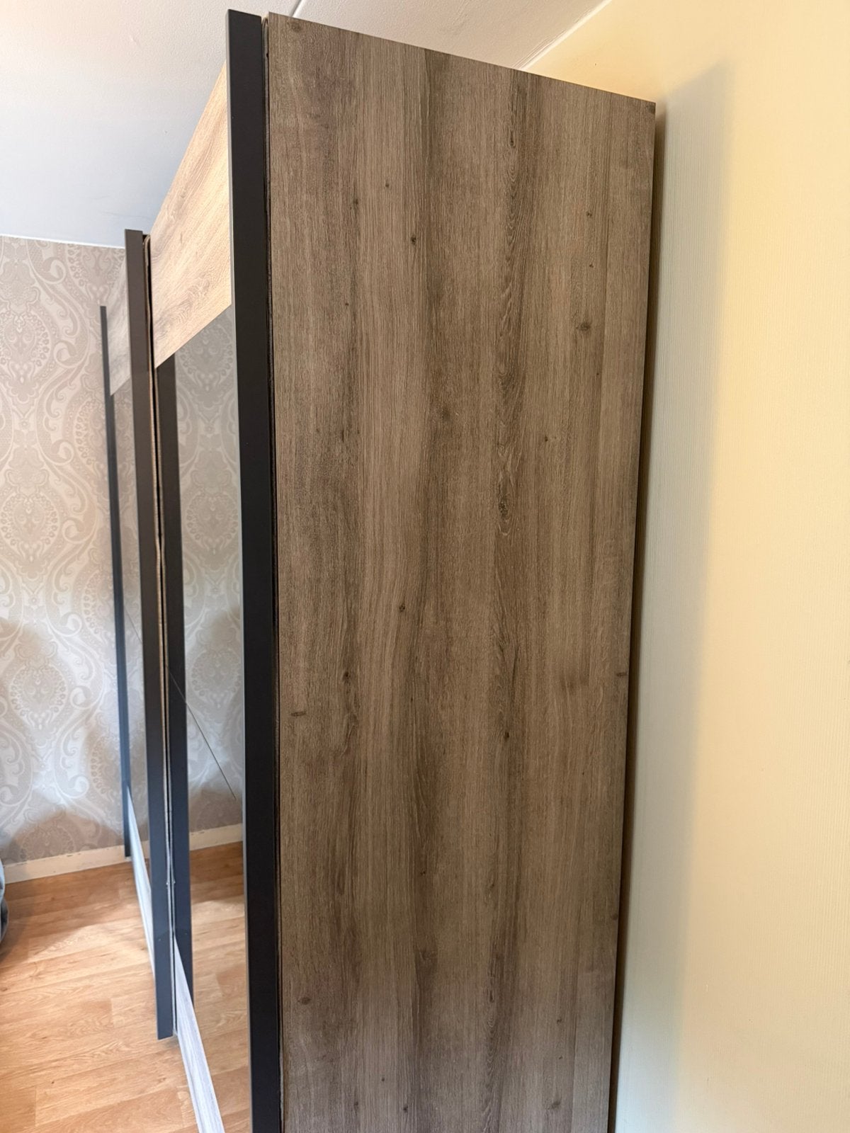 Moderne kleerkast met spiegel – houtlook & zwarte details, Huis en Inrichting, Ophalen, Zo goed als nieuw