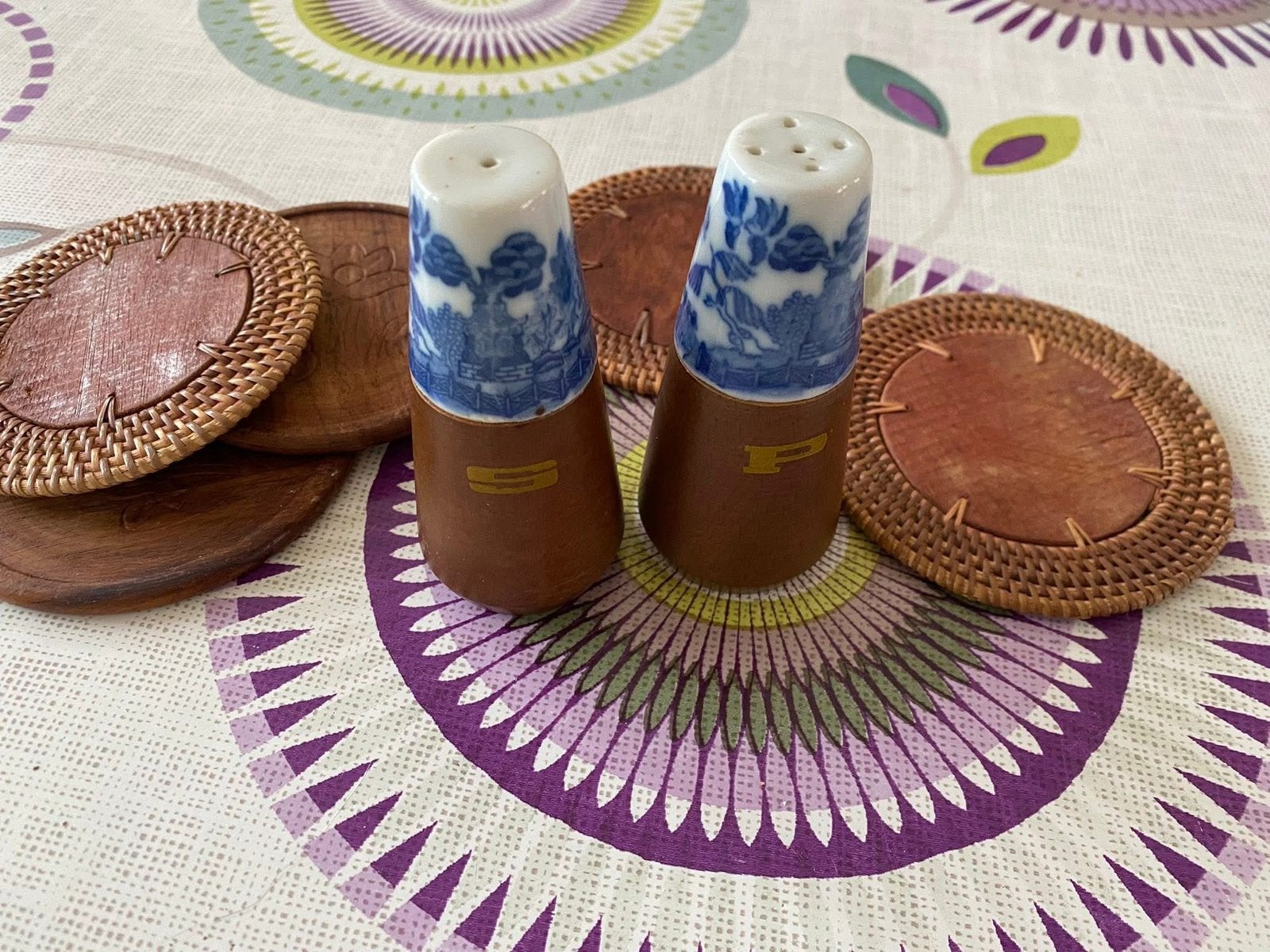 Lot salière poivrier porcelaine & dessous de verre vintage, Enlèvement ou Envoi