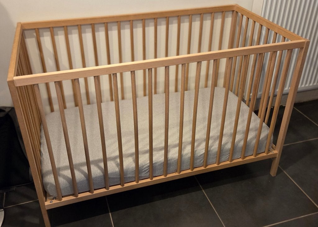 Lit a barreaux bébé + matelas, Enfants & Bébés, Enlèvement, Comme neuf, Lit