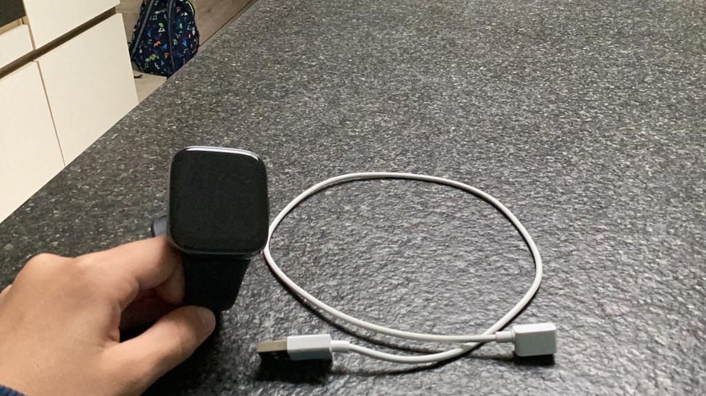 Smartwatch met oplaad kabel, Télécoms, Téléphonie mobile | Chargeurs pour téléphone, Enlèvement, Utilisé
