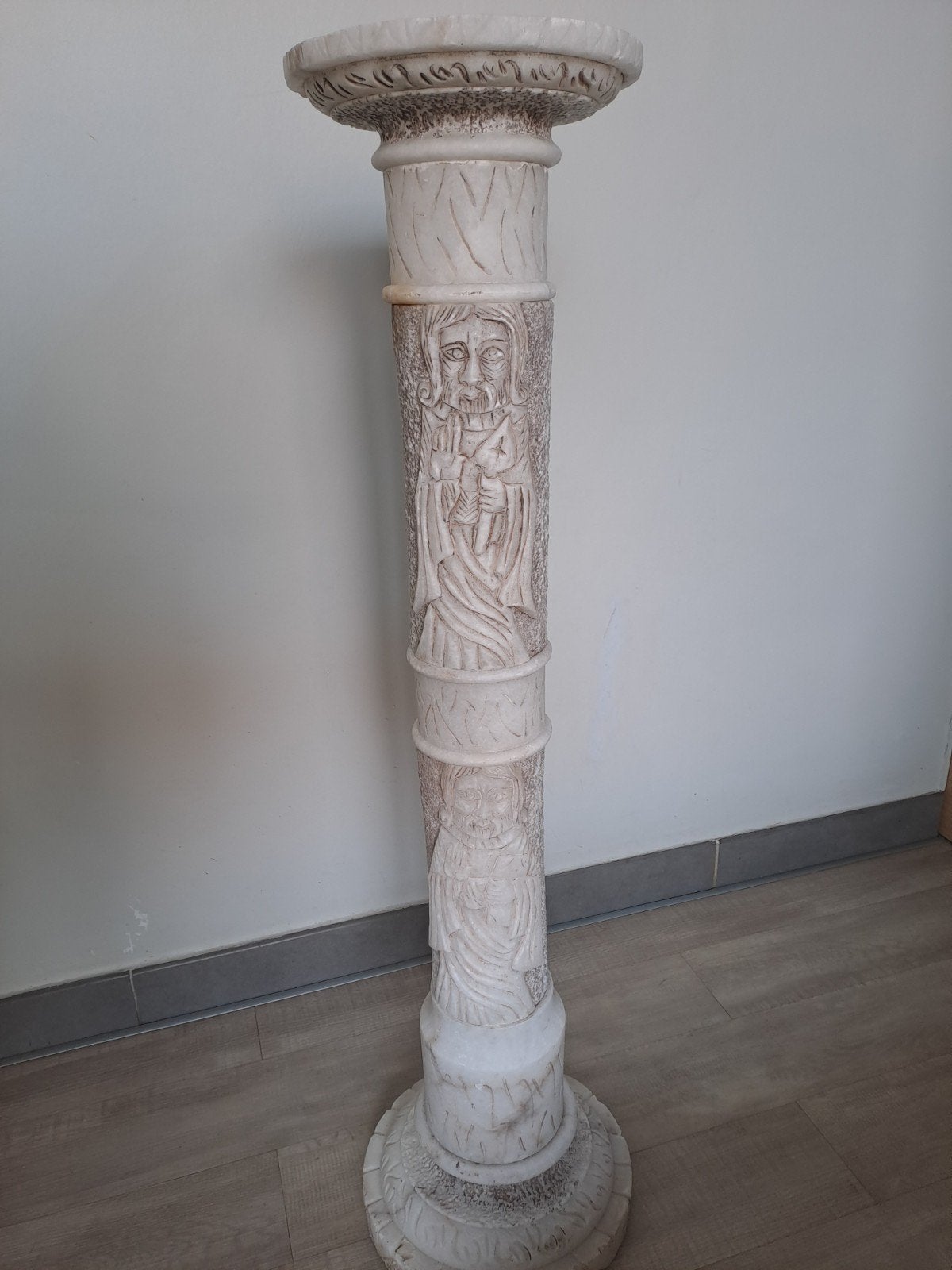 Grande colonne en albâtre sculpté , 109cm, signée, Enlèvement, Utilisé