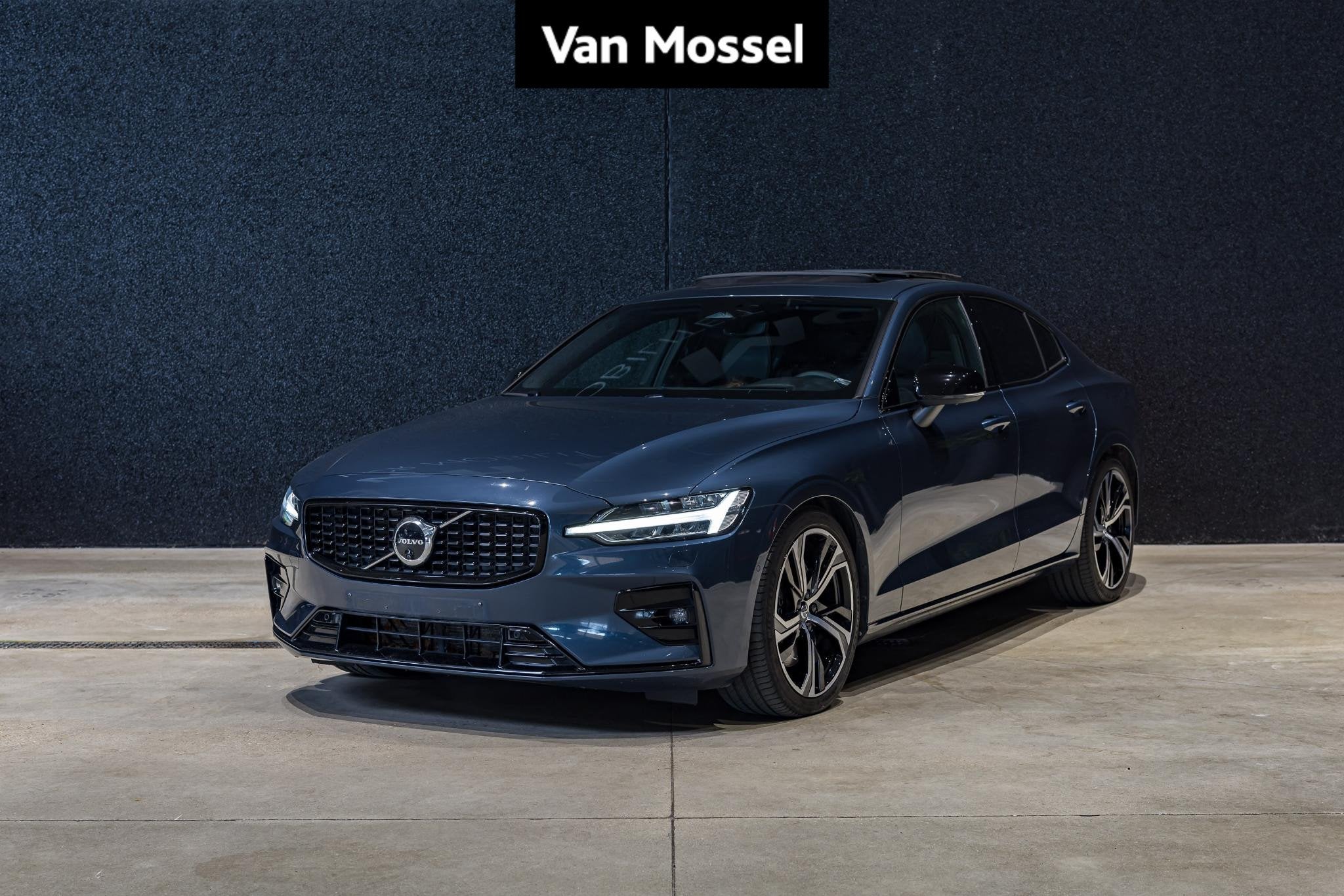 Volvo S60 B5 Ultimate Dark Aut. (automatique), 250 ch, 1800 kg, 4 portes, S60