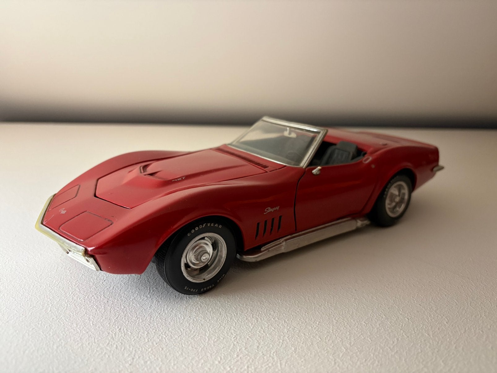 Chevrolet Corvette Stingray 1:18 Revell, Hobby en Vrije tijd, Modelauto's | 1:18, Ophalen of Verzenden, Gebruikt, Auto, Revell