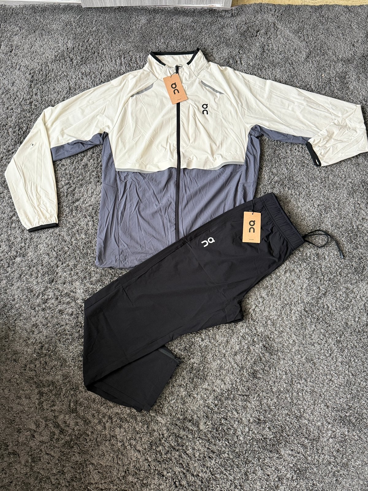 On Cloud traingspak, Kleding | Heren, Sportkleding, Zo goed als nieuw, Maat 52/54 (L), Beige, Ophalen
