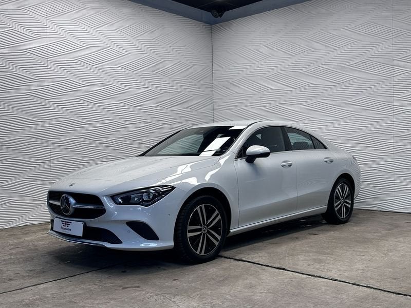 Mercedes-Benz CLA 250e*PHEV*CARPLAY*CAMERA*ZETELVERW.*LED*, Gebruikt, 4 cilinders, Leder en Stof, Wit