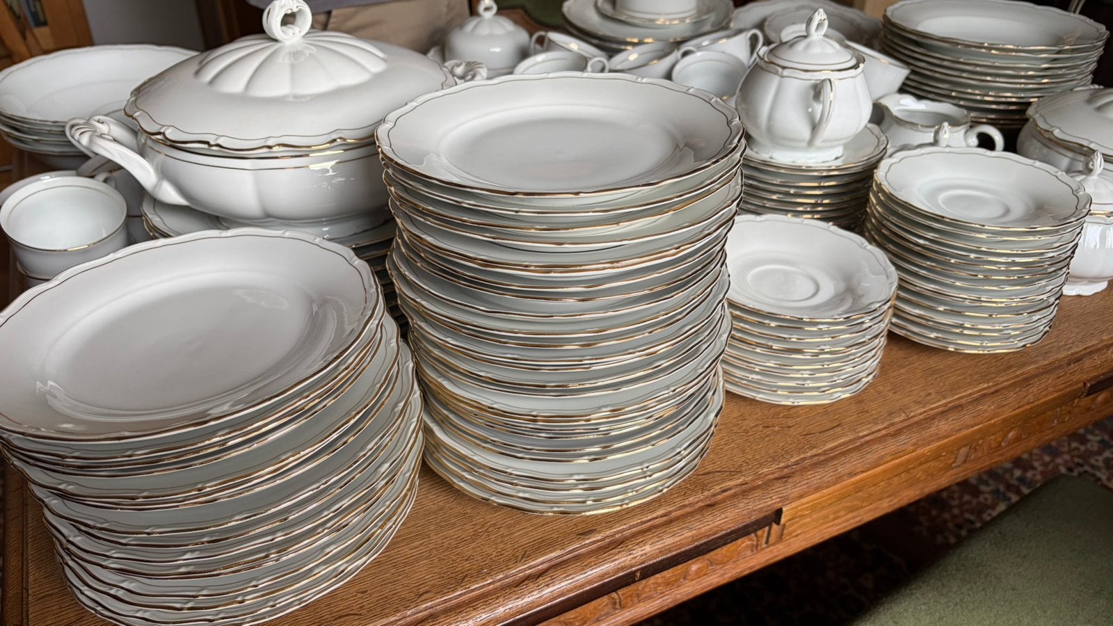 Servies porselein wit met gouden randje, Ophalen