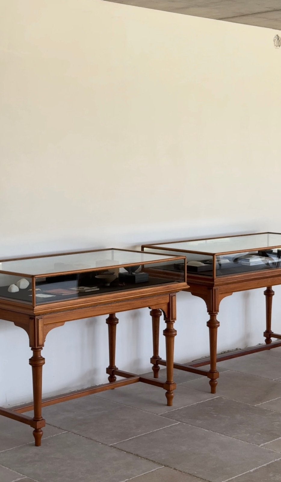 Iconische Bozar vitrinekasten – set van 2, Ophalen