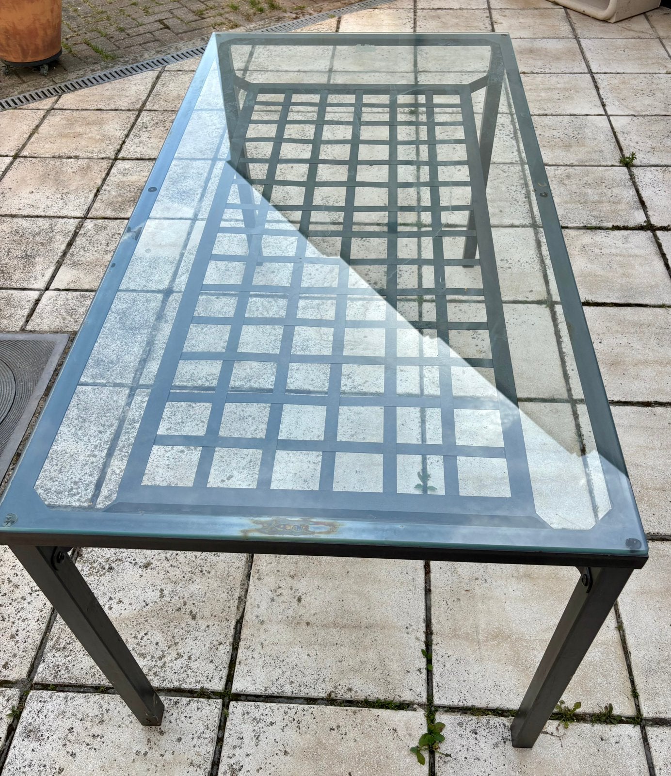 Tuintafel met glazen blad en metalen frame, Ophalen, Zo goed als nieuw, Rechthoekig