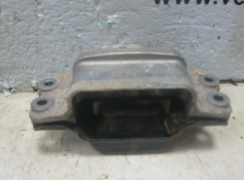 VERSNELLINGSBAKSTEUN LINKS Caddy III (2KA,2KH,2CA,2CH), Gebruikt, Nijverheidstraat 1a 1a
5405 AJ  UDEN, NL, Dhr. R. Verberk, Info@VerberkAutodemontage.nl