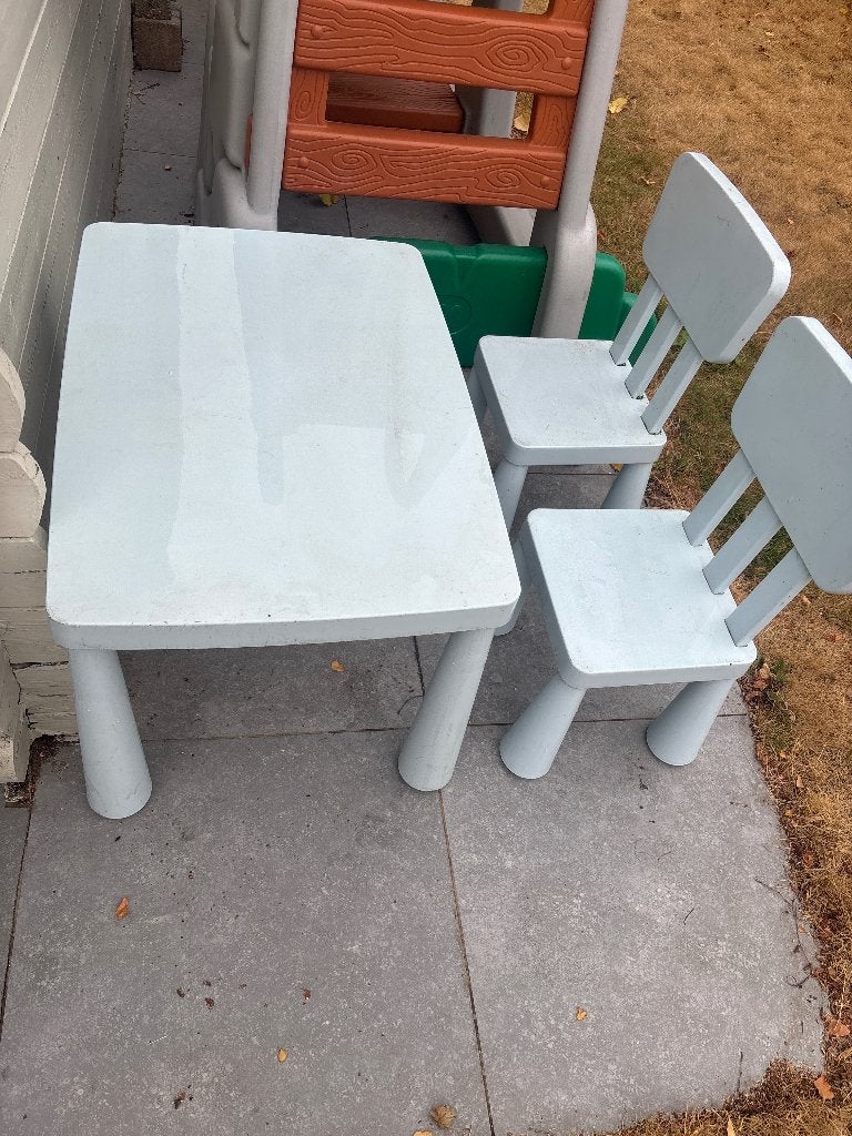 Kleutertafel  en 2 stoelen, Enfants & Bébés, Chambre d'enfant | Tables & Chaises, Enlèvement, Utilisé, Table(s) et Chaise(s)