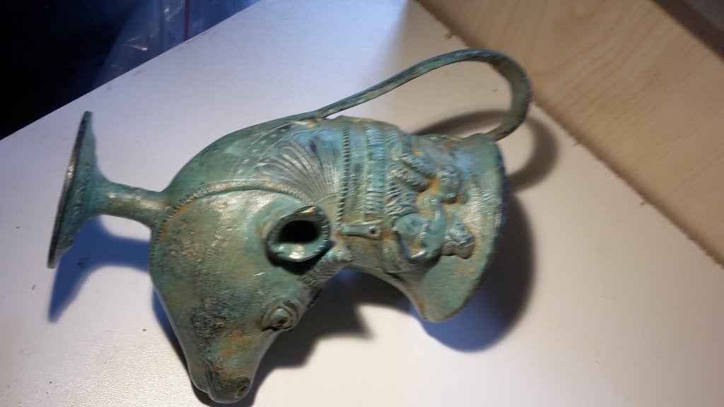 vase en bronze à tete de teaureau, Enlèvement