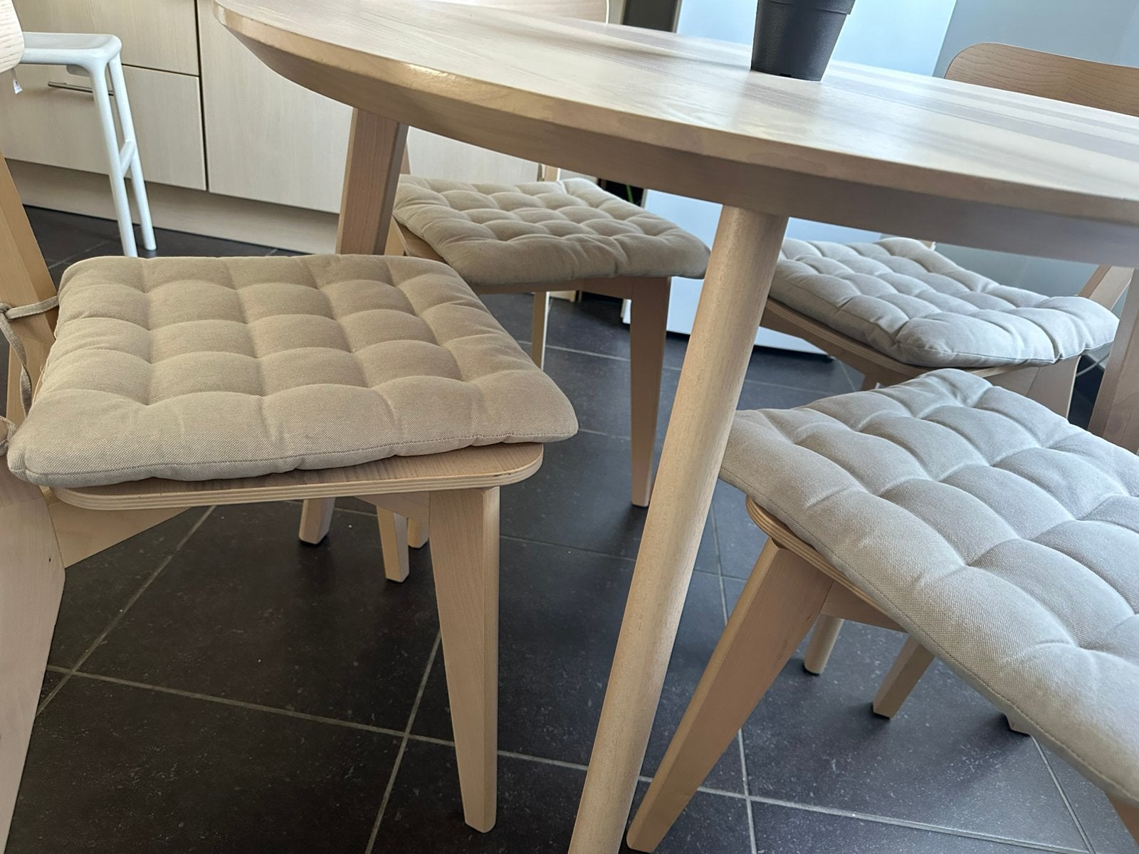 Ronde IKEA LISABO tafel met 4 stoelen + 4 kussens, Ophalen, Zo goed als nieuw, Vier personen, Rond