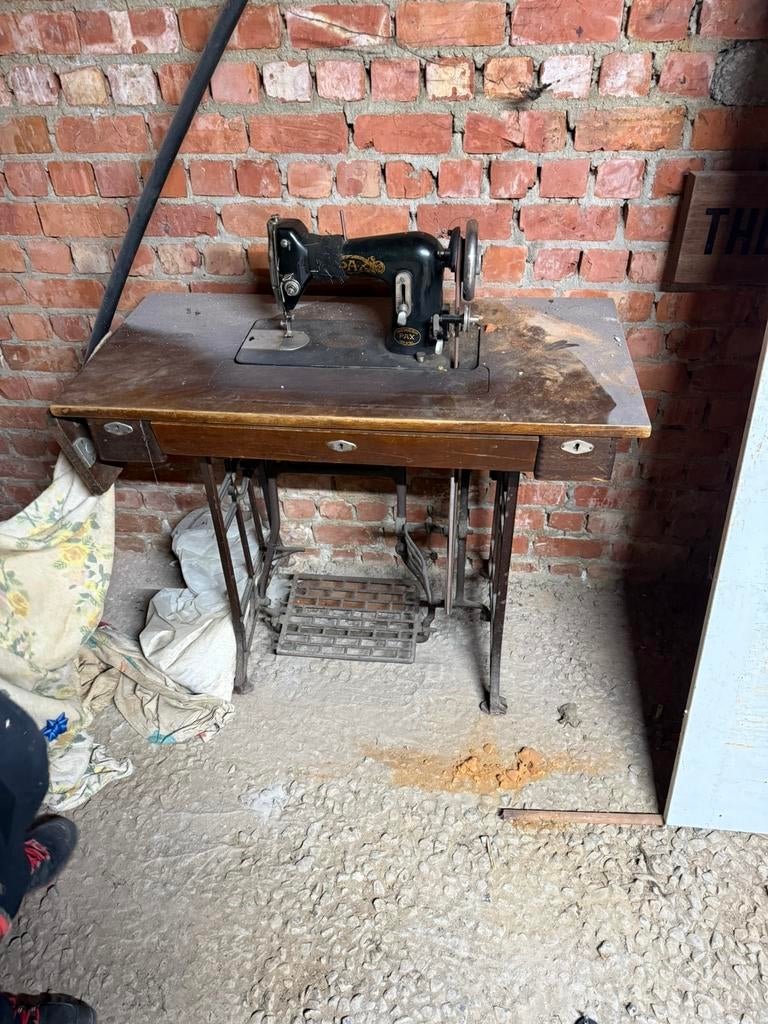 Te renoveren naaimachine, Enlèvement