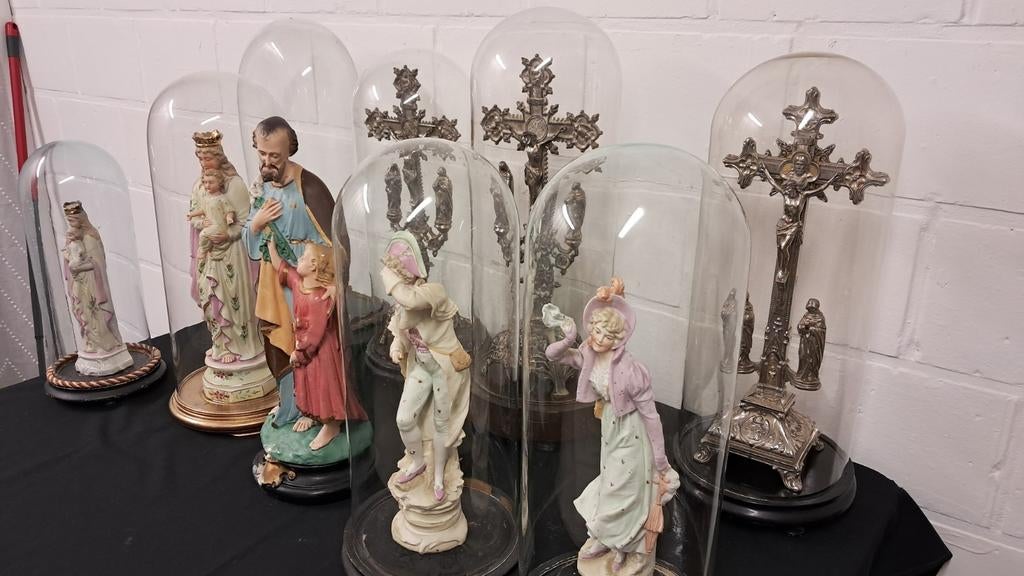Set van 8 glazen stolpen, 3 kruisen en 5 beelden, Antiek en Kunst