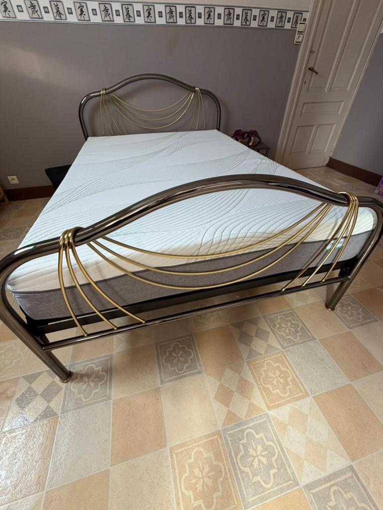 À vendre – Lit laiton+matelat+1 table de nuit–Excellent état, Antiquités & Art, Enlèvement