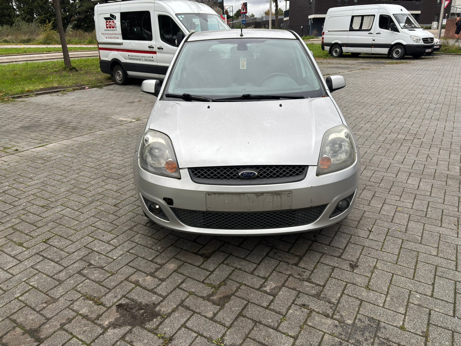 Ford Fiesta 1.4 TDCI 174 000 kms approuvée à vendre, Argent ou Gris, Achat, Boîte manuelle, Noir