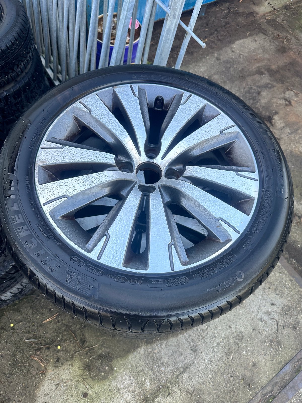 Pneus d'hiver sur jante 225/50R17, Autos : Pièces & Accessoires, Pneus et Jantes, Pneus hiver, Michelin, Véhicule de tourisme