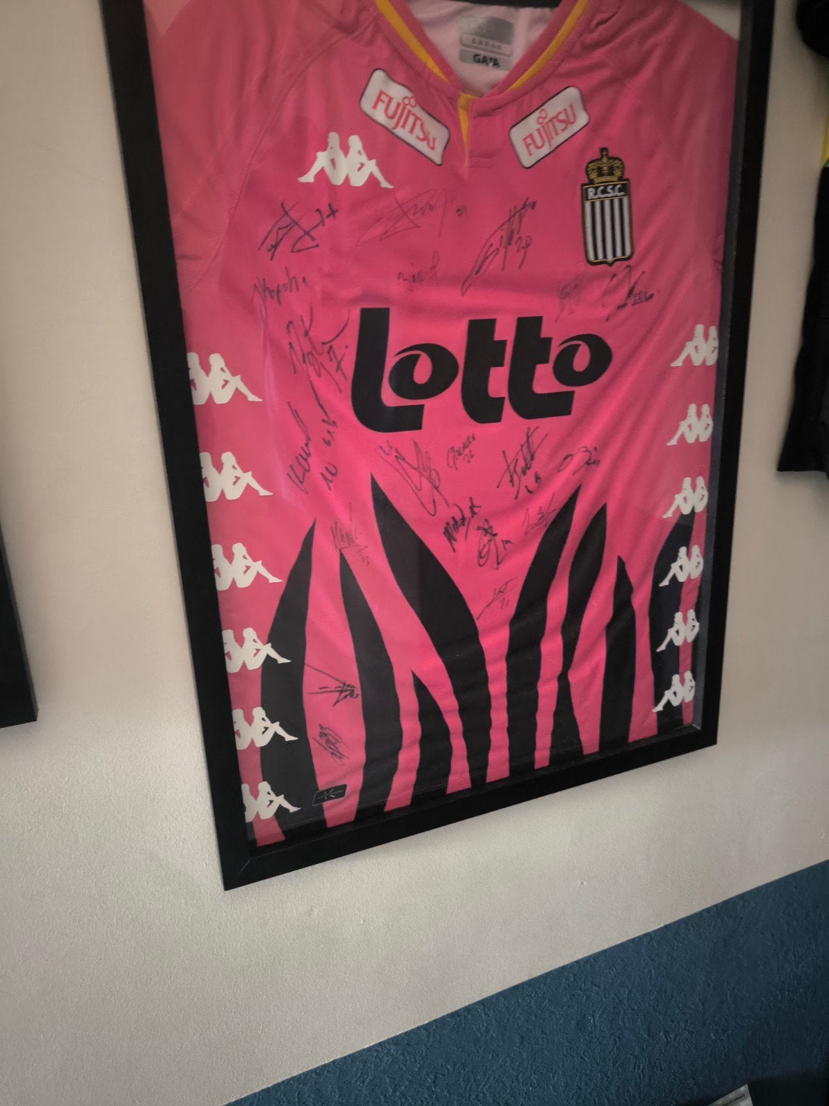 Gesigneerd shirt door de ploeg van Charleroi, Envoi, Maillot