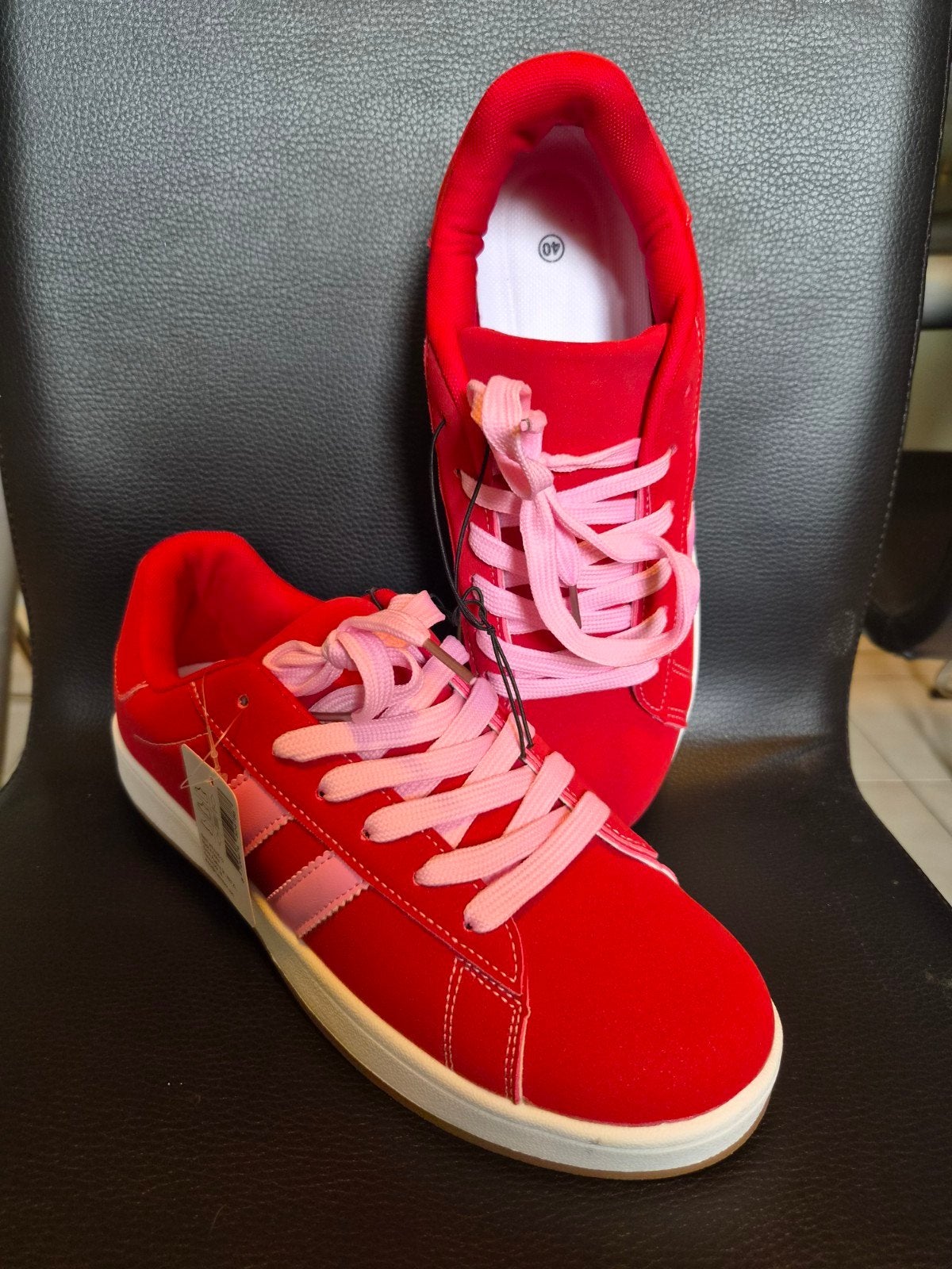 Leuke rode sneakers, Kleding | Dames, Schoenen, Ophalen of Verzenden, Rood, Sneakers