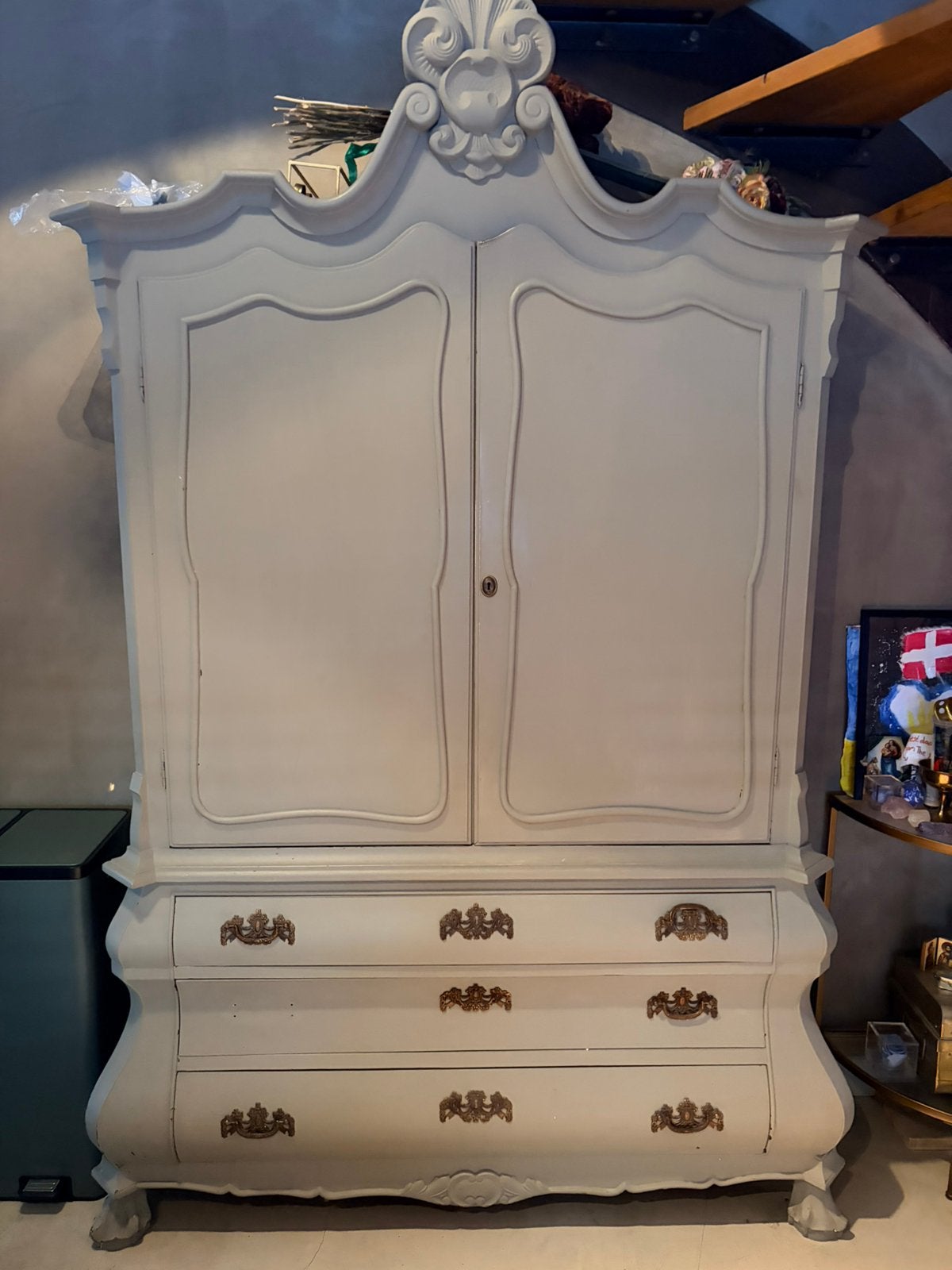 Antieke kast met sierlijke details, mist één handvat, Antiek en Kunst, Ophalen