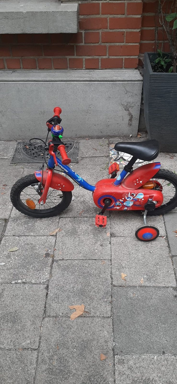 Velo enfant rouge avec sonnette et pied a l’arrière, Vélos & Vélomoteurs, Enlèvement, Comme neuf, Stabilisateurs